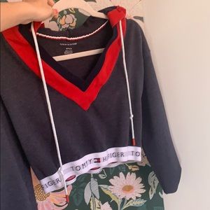 tommy cropped pullover!!